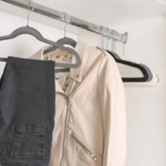 NEW Lot of 10x Velvet Clothes Hangers, Non-Slip, Swivel Hook, Multiple Colors! - Picture 3 of 10